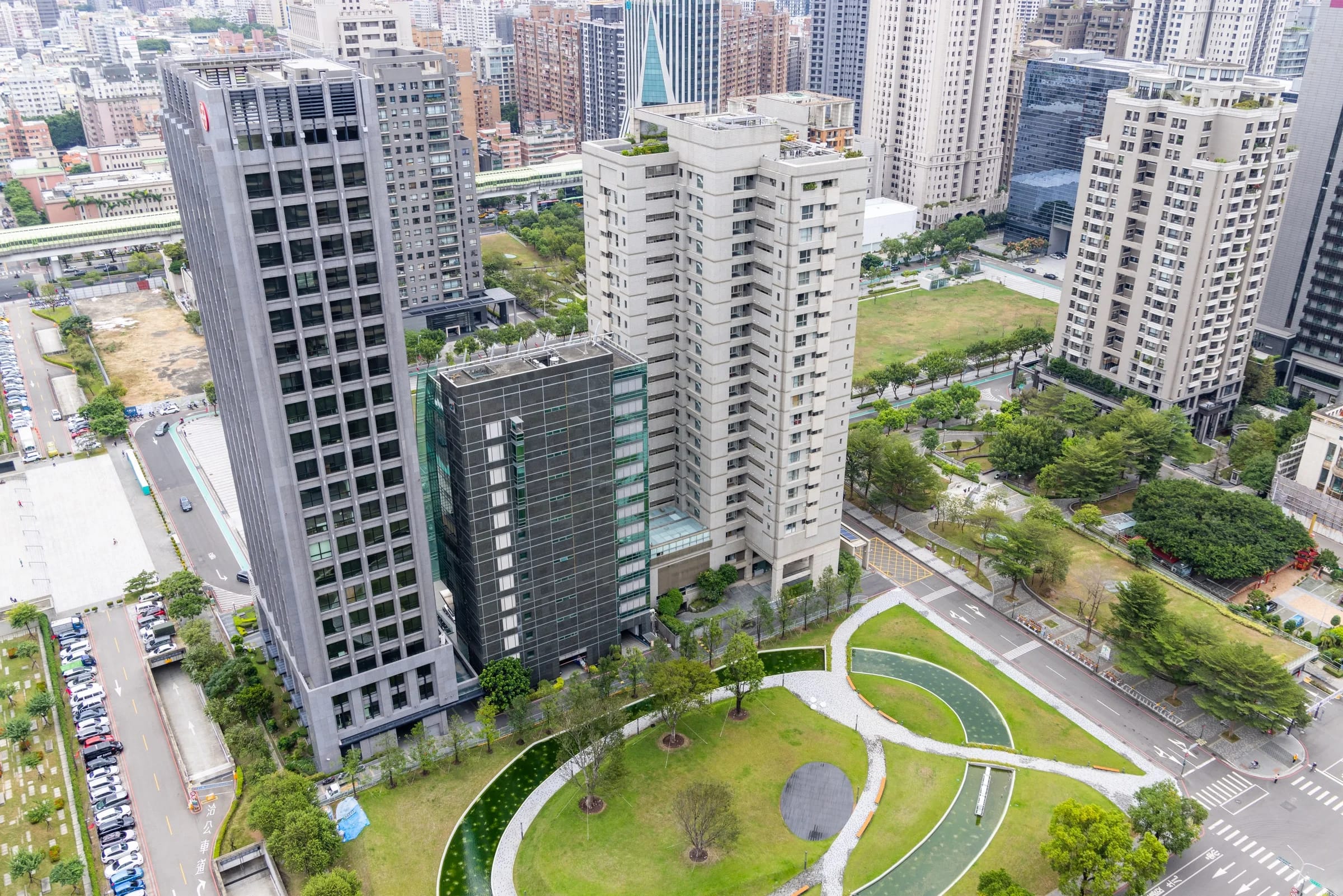 台中市區街廓空拍,密集的大樓與道路